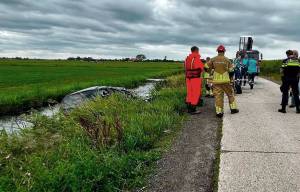 Auto met zes inzittenden in sloot bij Nes (H); twee gewonden