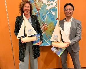 Burgemeester en wethouder onder de indruk van de eerste schetsen