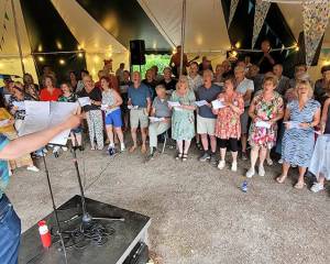 Gelegenheidskoor sluit al zingend Bloeiweek Akkrum-Nes