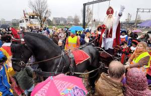 Regenachtige entree Sinterklaas in Akkrum