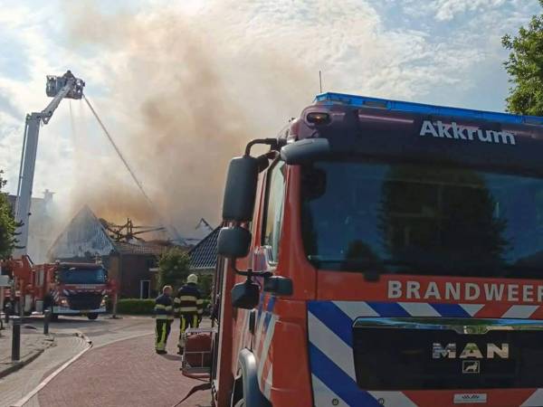 Brandweer Akkrum helpt bij grote brand in Reduzum 