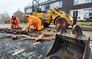 Rakswâl Akkrum opnieuw bestraat na zware belasting door omleiding