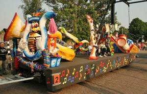 Praalwagenoptocht in Akkrum tijdens jubileumjaar