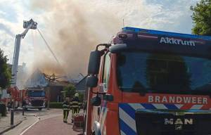Brandweer Akkrum helpt bij grote brand in Reduzum 