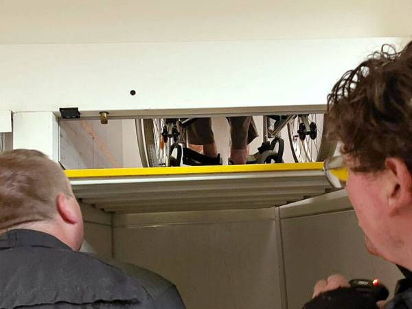 Brandweer Akkrum bevrijdt twee personen uit lift