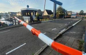 Auto rijdt dwars door beide slagbomen Weidlânsbrêge Akkrum