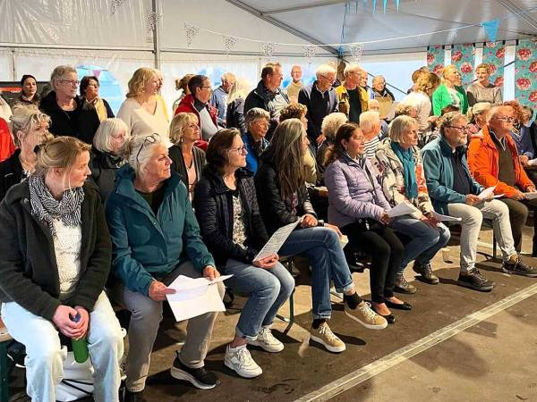 Pop-upkoor trekt volle tent tijdens vierde dag Bloeiweek Akkrum-Nes