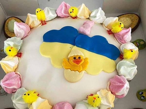 Drukte op taartenfestijn voor Oekraïners