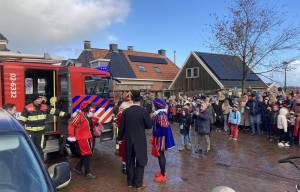Brandweer Akkrum redt intocht Sint in buurdorp Jirnsum