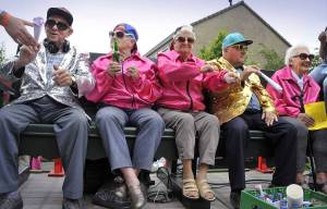 Stoelen erbij tijdens info-avond nieuwe praalwagenoptocht Akkrum-Nes