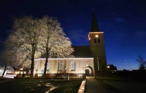 Gebouwen in Akkrum kleuren oranje tegen geweld