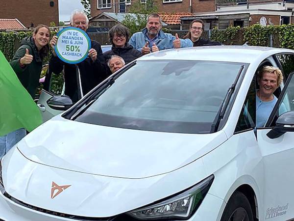 Bloeiweek-bezoekers maken proefritten met dorpsdeelauto