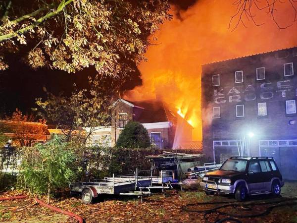 Vijftig brandweerlieden blussen grote brand Akkrum