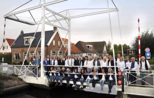 Popkoor Akkrum stemt repertoire in Lantearnetún af op Dierendag