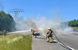 Chauffeur lichtgewond bij autobrand op A32, brandweer Akkrum blust voertuig