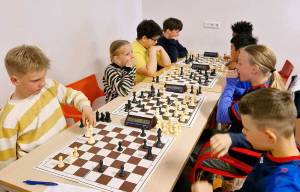 Basisscholen Akkrum meten zich met Friese schaaktop